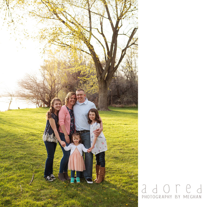 Family photo in Chiawana Park in Pasco WA by Adored by Meghan Photography